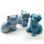 3 (Três) Miniaturas de Cachorro em Porcelana Vitrificada nos Tons de Azul. Medida: 8 x 7 x 7 cm.