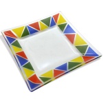 Prato/Petisqueira em Vidro Translucido com Barrado Proximo a Borda de Triângulos Coloridos. Medida: 3 x 20 x 20 cm.