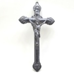 Grande Crucifixo em Pewter com Cristo Crucificado em Rico Cinzelado. Medida: 35 x 19 cm.