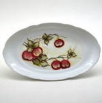Travessa em Porcelana Branca - Modelo Ovalado. Borda Ondulada - Pintura Artesanal de Ramo de Frutas. Medida: 29 x 17,5 cm.