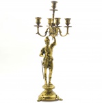 Elegante e Clássico Castiçal/Luminária para 5 (cinco) velas em Bronze ricamente cinzelado. Fustê em Figura de Guerreiro Medieval encimado em Base Trabalhado. Pés Trióide Arrematados em Garras. Medida: 59 x 25 x 25 cm.