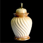 Base de Abajur em Porcelana Cerâmica Vitrificada no Tom Bege. Formato Bojudo com ondas sinuosas em relevo. Medida: 40 x 25 cm.