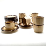 8 (oito) Xícaras para Café com Pires em Cerâmica OXFORD, na cor creme com detalhe em marrom. Medida: (pires= 12 cm. (Diâmetro)) / (Xícara = 4 x 6 cm. (Diâmetro)).