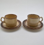 2 (duas) Xícaras para Chá com Pires em Cerâmica OXFORD, Cor Creme com Detalhe em Marrom. Medidas: (Pires= 14 cm. (Diâmetro) / ( Xícara = 6 x 7,50 cm. (Diâmetro)).