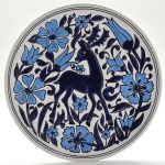 Prato de Parede Grego feito a Mão em Cerâmica com Detalhes de Flores e Animal. Medidas em cm. (Diâmetro) = 24 cm.