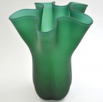 Vaso em Fino Vidro verde Musgo acidado com Volteios. Medida: Base X Altura = 6 X 23 cm.