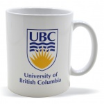 Caneca em Porcelana da University of British Columbia. Medida: Diâmetro X ALtura = 8 x 9,5 cm.