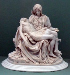 Genezio - Peça em marmorite, releitura da obra Pietá 29x31cm