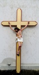 Genézio Gomes - Escultura Jesus Crucificado em resina pintada  e cruz em madeira trabalho de grande perfeição, quase tamanho natural, 115x200cm, ideal para oratórios ou pequenas capelas