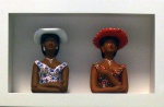 Tiago - Namoradeiras peça em barro cozido 15x21cm montadas em caixa de MDF pintada, de Caruaru PE