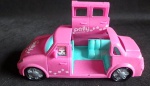 Carro de luxo da Polly na cor rosa com glitter, limousine quando aberta revela seu interior diferenciado com bancos em forma de sofá em (L). Med. 24cm x9,5cm x 9cm.