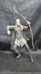 Escultura guerreiro elfo Legolas Greenleaf do filme senhor dos anéis, com arco falta espada. Med. 45 cm. Pesando 1k600g