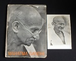 Livro Mahatma Gandhi his life in pictures - Primeira Publicação em março de 1954, revisado e reeditado em outubro de 1968, edição na língua inglesa. Acompanha fotografia med. 15x22cm