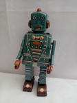 Robô de Lata R57, Antigo, aprox. 22 x 10 x 9cm; Obs: O braço esquerdo tem uma pequena folga, não testado, vendido no estado apresentado nas fotos
