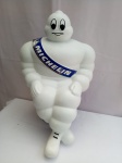 Boneco Michelin, aprox. 46 x 30 x 30cm, executado em plástico injetado, utilizado como decorativo ou para iluminar retrovisor caminhão/ônibus), suporte em metal