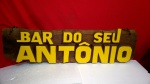 Gigante! Placa Esculpida "Bar do Seu Antonio", aprox. 152 x 32 x 6cm, Rico Trabalho de Entalhes em Madeira Peroba