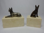 Belo par de Esculturas em bronze de excelente fundição representando Cachorros , base em mármore calacata gold . Alemanha meados do século XX . perfeito estado de conservação , medem 11 x 12 x 6,0 cm e 12 x 8,0 x 6,0 cm .