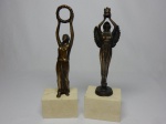 Belo par de Esculturas em bronze de excelente fundição representando Figura Feminina , base em mármore calacata gold . Alemanha meados do século XX . perfeito estado de conservação , medem 24,5 x 8,0 x 6,0 cm e 25 x 8,0 x 5,5 cm .