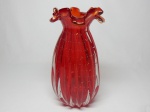 MURANO - Belíssimo vaso em vidro artístico de Murano de tonalidade Vermelho Rubi , feitio com bolhas e linda borda tiotada . Itália meados do século XX . perfeito estado de conservação , 24 cm de altura x 14 cm de diâmetro .