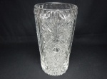 BOHEMIA - Vaso em cristal decorado com rica variação de lapidações padrão Bohemia em perfeito estado de conservação . República Tcheca século XX . mede 26 cm de altura x 14 cm de diâmetro .
