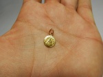 Nossa Senhora de Aparecida , delicado pingente de ouro 18 k teor 750 em perfeito estado de conservação , mede 1,0 cm de diâmetro .