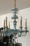 Lustre de cristal overlay branco com detalhes florais para 6 lâmpadas. França, séc. XX.