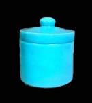 Pote em opalina na cor azul ,com tampa, medindo 13 cm alt x 11 cm diam.