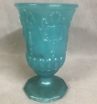 Linda taça de vidro francesa na cor azul, ricamente lapidado e decorado, medindo 19 cm de alt x 12 cm diam.