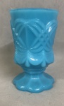 OPALINA - Lindo copo em opalina francesa na cor azul, ricamente lapidado e decorado, medindo 13 cm alt.
