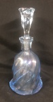 Garrafa de Cristal azul e transparente , bojo  e círculos , gargalo facetado, bicado na tampa, medindo 32 cm alt