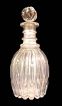 Maravilhosa garrafa de cristal europeu, lindamente lapidada (apresenta fungo no interior), medindo 35 cm .