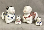 Lindo e delicado conjunto de esculturas em porcelana representando bebes orientais,