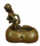 Escultura erótica em bronze, assinada na base, rico em detalhes, medindo: 10x10
