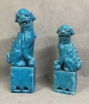 Escultura de porcelana chinesa na cor azul representando cão de fo, medindo: 32 cm e 26 cm alt.
