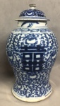 Vaso oriental com tampa em porcelana, medindo: 44 cm alt x 27 cm diâmetro