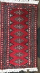 Magnífico tapete persa, medindo 1,07 cm x 60 cm. No estado.