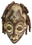 MÁSCARA AFRICANA, MEDINDO 36 CM ALT. Máscaras-de-antepassado: estas muitas vezes tinham a forma de um crânio humano e eram usadas durante rituais de morte ou espírito de convocação. Elas também eram usadas durante rituais de renovação de vida, geralmente, para acolher um menino ou uma menina para a sociedade durante a puberdade. Alguns membros de tribos africanas usavam essas máscaras para representar reprodução e fertilidade