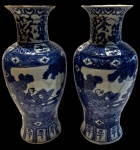 Lote contendo divino par de vasos orientais de porcelana na cor azul, medindo 39 cm alt., um possui restauro.