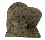 RUBEM GUERCHMAN- Escultura de granito medindo 22 cm alt e base 24 x 17 cm. Intiludada  "O BEIJO".