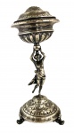 Artefato de metal espessurado a prata adornado com figura feminina. Possui tampa perfurada.Lindíssima e antiga.