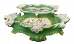 Objeto decorativo de mesa em porcelana pintada a mão, medindo: 20 cm comp.