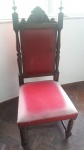 MOBILIÁRIO- lindíssima e antiga cadeira de madeira nobre , estofamento no tom vermelho (desgastes do tempo no estofado), em ótimo estado.Oportunidade! Retirada sob agendamento na rua Domingos Ferreira em Copacabana.