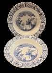 Par de belos pratos de coleção em porcelana inglesa, medindo: 26 cm diâmetro (1 com bicado)