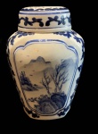 Delicado pote em porcelana oriental, medindo; 17 cm alt.