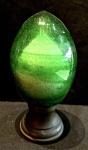 Belíssima pinha em vidro cor de esmeralda, base de metal, medindo 23 cm alt.
