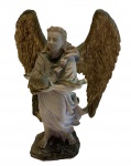 ARTE SACRA- lindíssima escultura angelical de resina medindo 30 cm alt.