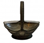 Espetacular e antiga cesta de metal espessurado a prata e cristal medindo 17 cm comp.