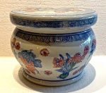 Elegante e gracioso assento de porcelana oriental , com decoração floral, medindo 23 cm alt x 28 cm diam.