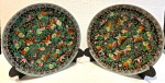 PORCELANA ORIENTAL- Lote contendo magnífico par de medalhões pintados a mão, medindo 38 cm diam.