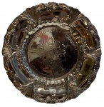 Magnífico medalhão de metal espessurado a prata , ricamente decorado, medindo 32cm diam.